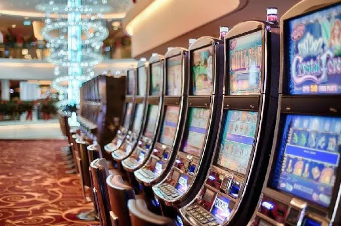 Casino evening planning around dinner, live music and time with companions